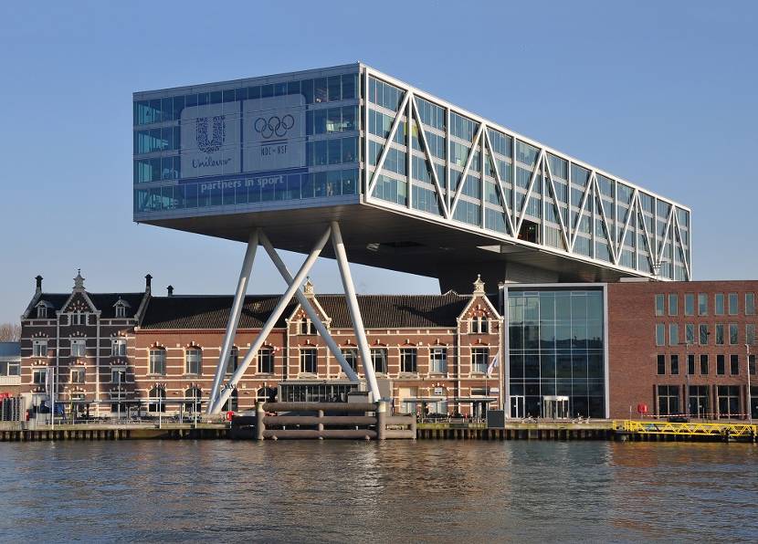 Unilever gebouw aan de Maas in Rotterdam