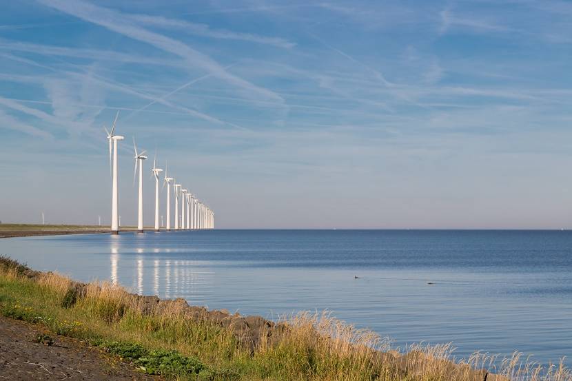 Windmolens aan het IJsselmeer